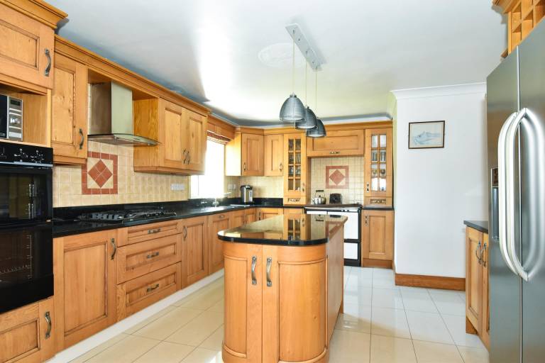 Fully equipped vacation home with barbeque & yard | Mountain view | Next to the beach | Suitable for remote work | Dogs allowed — photo 5