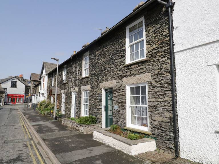 Children-friendly pleasant cottage with garden | Beach view | Pets allowed in Windermere