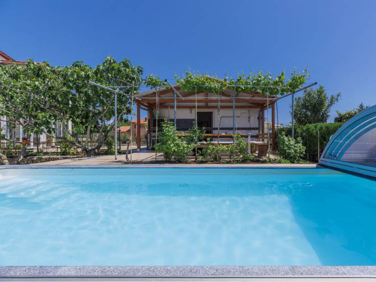 Holiday apartment with garden, private pool & patio — photo 5