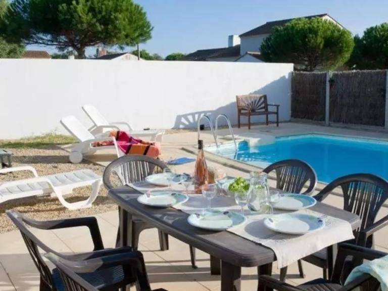Villa with patio & private pool | Pets allowed — photo 4