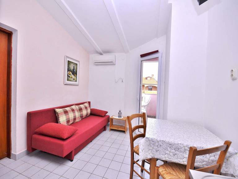 Lovely rental apartment with pool, fast internet & yard | Pets allowed — photo 3