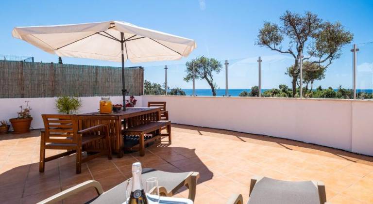 Stunning terrace with ocean view in Albufeira
