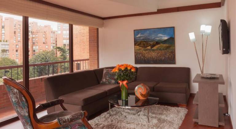 Serviced apartment with yard & patio — photo 3