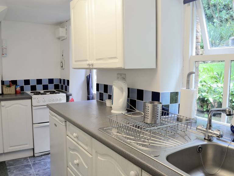 Family-friendly cottage with private pool & garden | Pets are welcome — photo 5