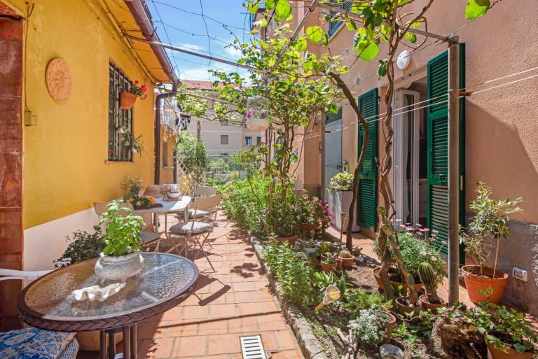 Holiday Apartment Un'oasi al Mare close to the Beach with Garden & Wi-Fi in Moneglia