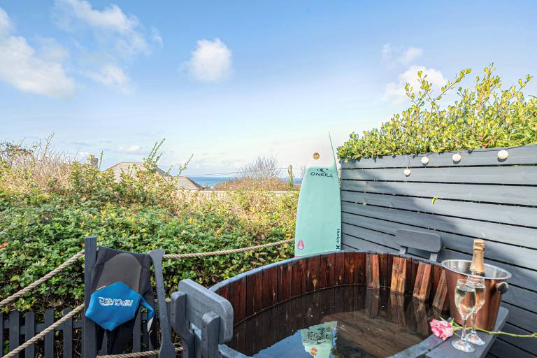 Family-friendly cottage with BBQ, garden & hot tub | Beach view | Next to the beach | Pets allowed in Newquay