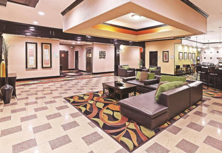La Quinta Inn & Suites by Wyndham McAlester — photo 2