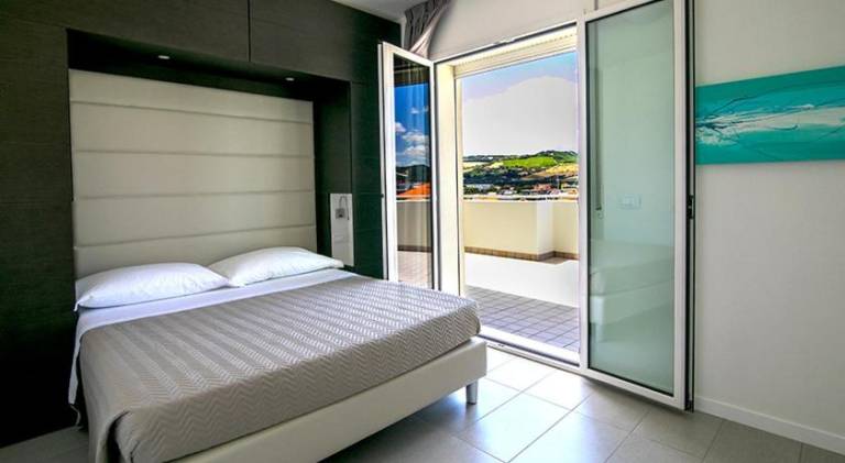 Serviced apartment with yard & pool | Dogs allowed — photo 2