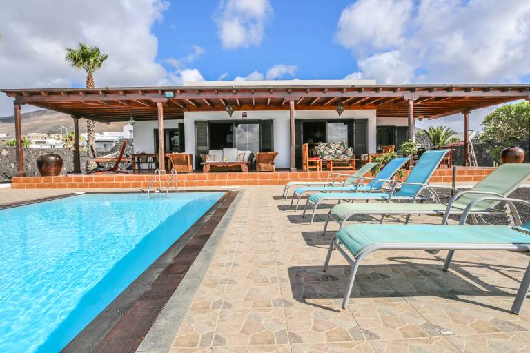 Fully equipped nice vacation home with yard, barbeque & terrace | Dogs allowed — photo 2