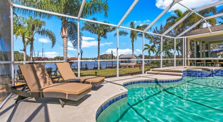Waterfront Pool Pickleball Basket Sleeps 18 — photo 5