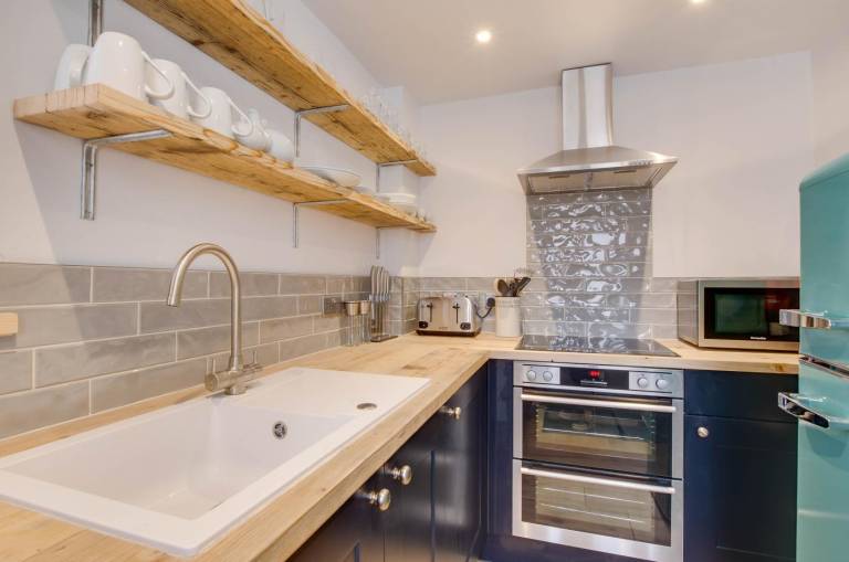 Fully equipped pleasant cottage with yard | Pets are welcome — photo 3
