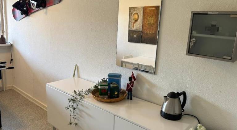 Hyggeligt Værelse med fælles opholdsrum og toilet — photo 5