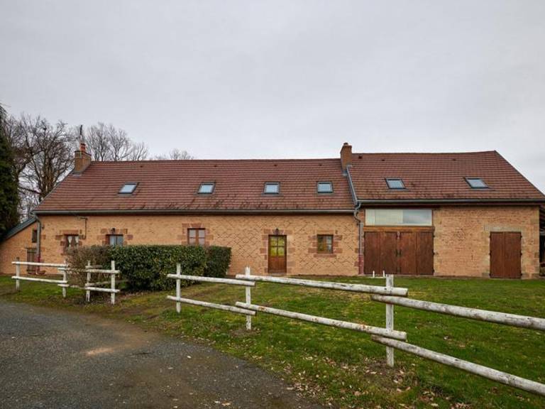 Beautiful cottage with pool, grill & yard | Pet-friendly in Moulins