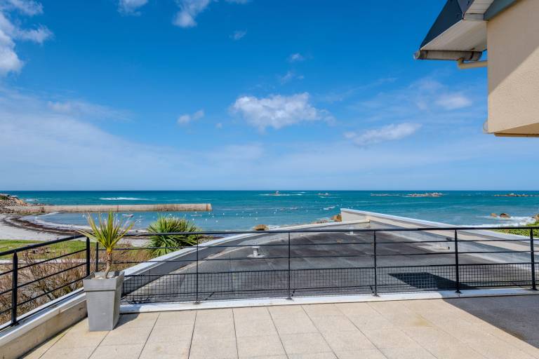 Apartment 'Sea View Apartment - Beach 30m Away' with Ocean View, Private Terrace & Wi-Fi — photo 2