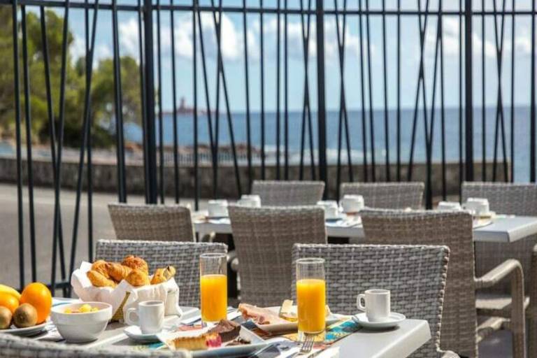 Beautiful apartment with patio, garden & pool | Pet-friendly in Saint-Raphaël