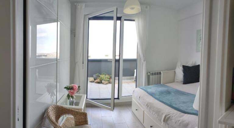 Habitacion pequena vistas y bano privado, NO piso entero, Small room view and private bathroom, NOT wh in Irun