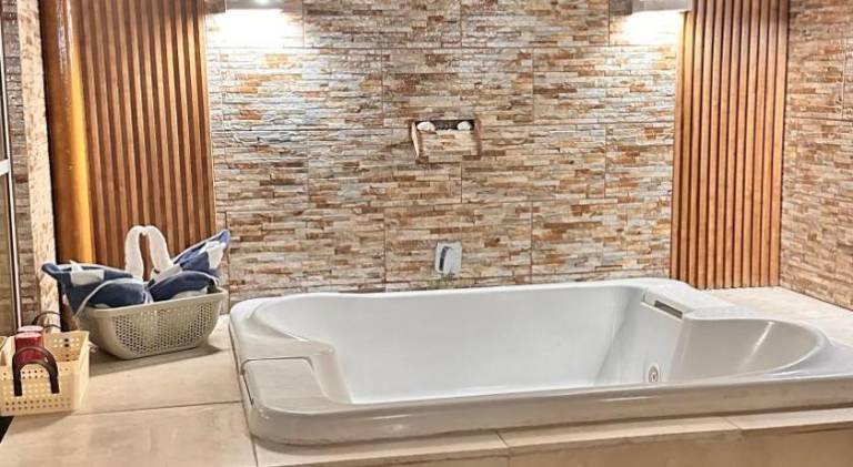 Serviced apartment with hot tub, garden & patio — photo 2
