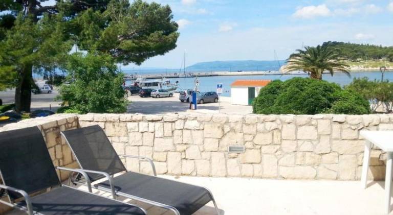 Villa with 3 rooms for 6 persons in Tucepi