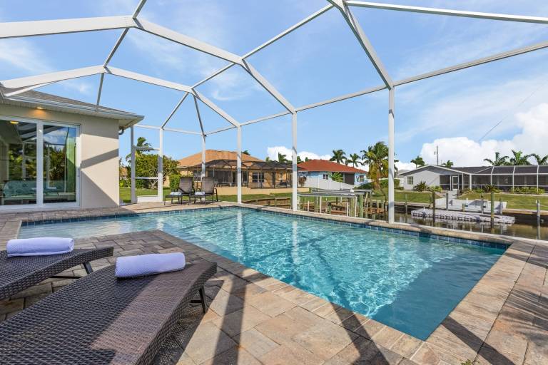 House with private pool & BBQ | Water view — photo 3