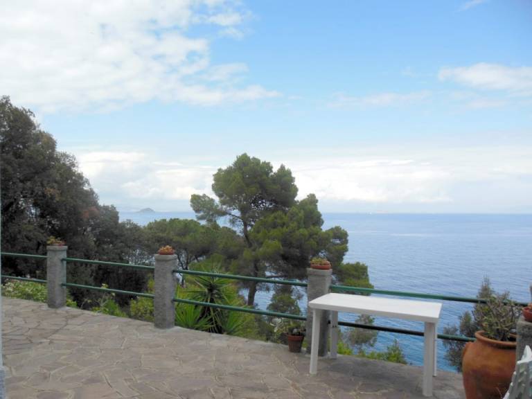 Holiday apartment with patio & yard | Sea view — photo 2