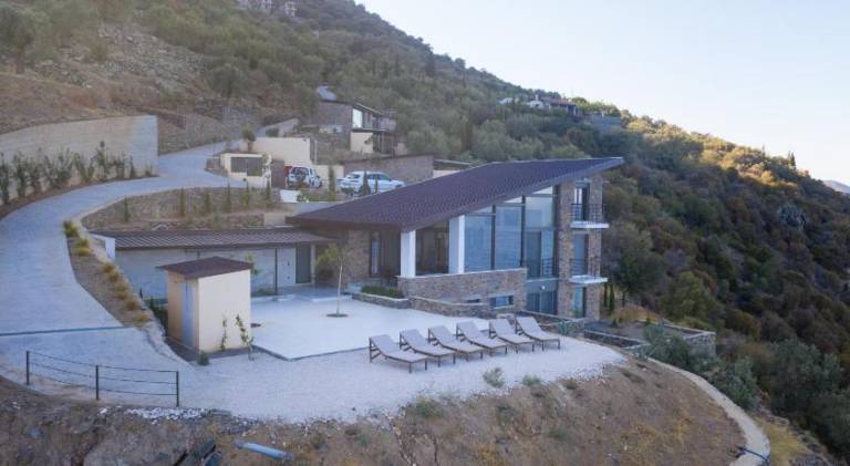 Villa with yard & patio — photo 4
