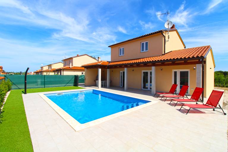 Family-oriented vacation home with BBQ, patio & pool | Pet-friendly in Pula