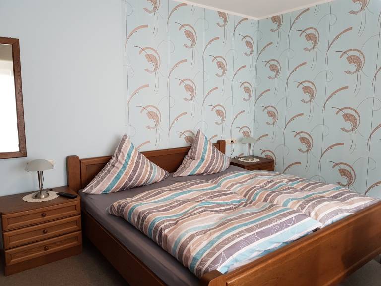 Doppelzimmer 4 mit Terrasse und Ausblick ins Grüne