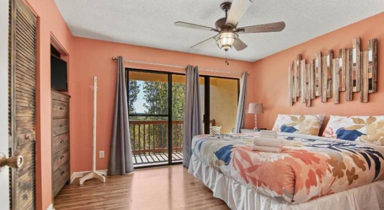 5 minutes walk to beach, Family Friendly condo with shared pool, tennis court in Bay City, AL
