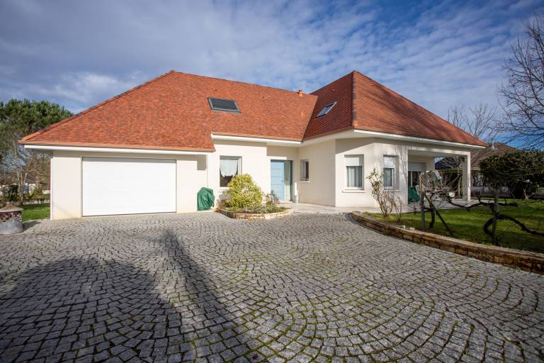 B&B with fast internet & yard in Lescar