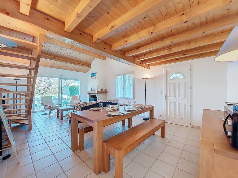 Vacation home with grill, yard & patio — photo 4