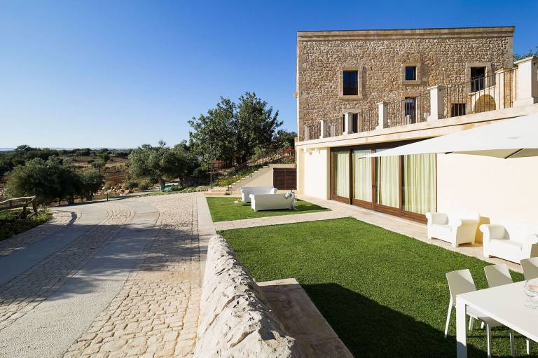 Family-friendly villa with terrace, BBQ & private pool | Pets are welcome — photo 5