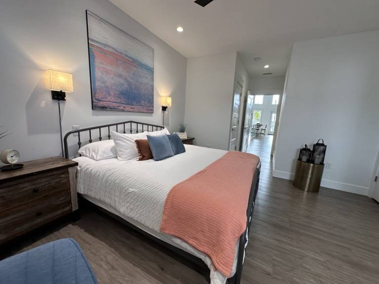 Dog Friendly Coastal Getaway - Paddle Boards Included. 5 Min Walk to the Beach! — photo 4
