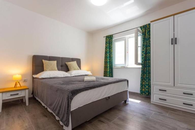 Fully equipped holiday apartment with patio | City view | Pet-friendly — photo 2