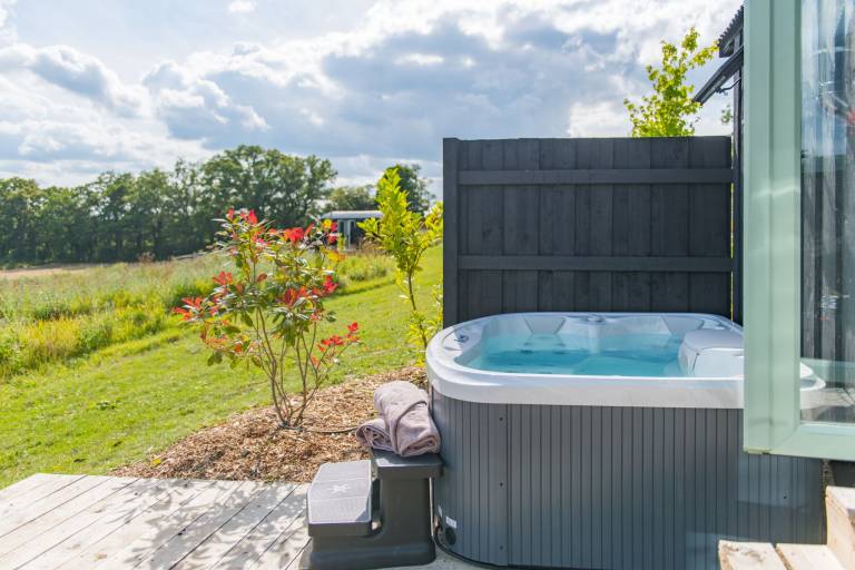 Cottage with patio & hot tub — photo 2