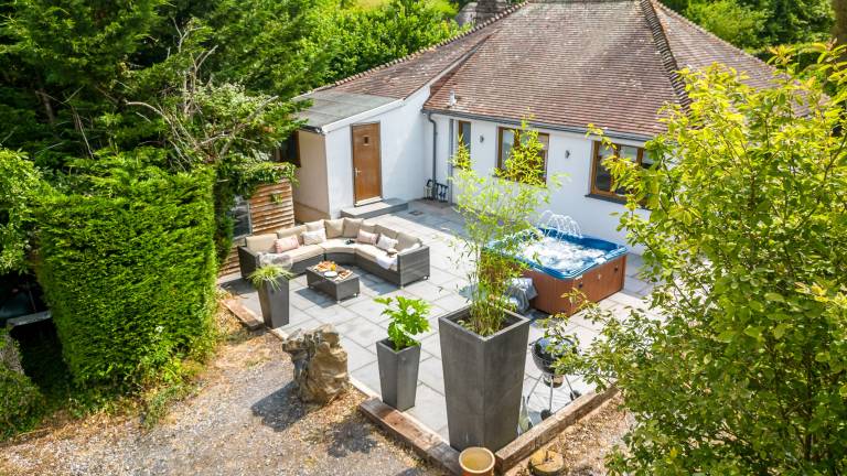 Vacation home with grill, yard & patio in Torquay