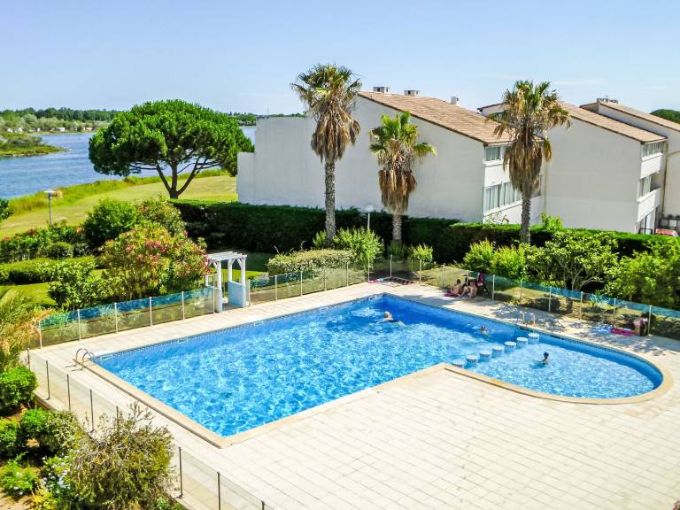 Holiday apartment with garden, patio & pool — photo 4