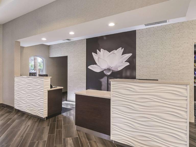 La Quinta Inn & Suites by Wyndham Ontario Airport — photo 4