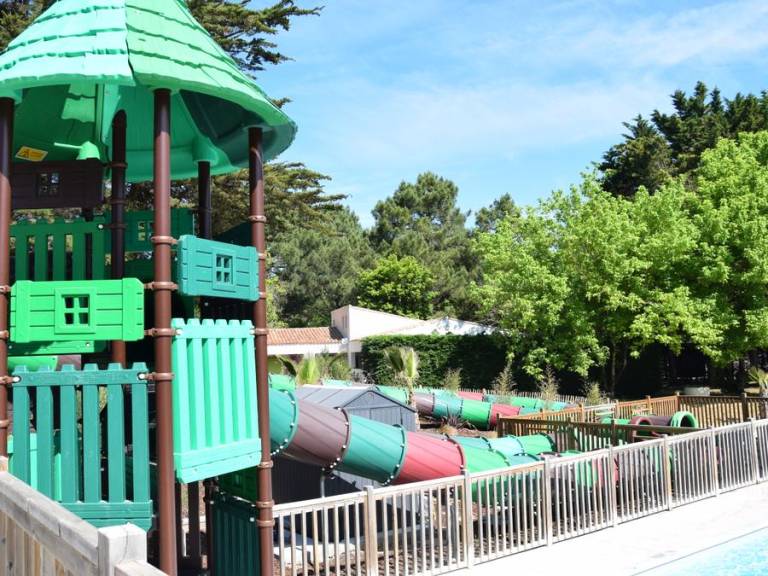 Child-friendly beautiful mobile home with patio & heated pool | Pets allowed — photo 3