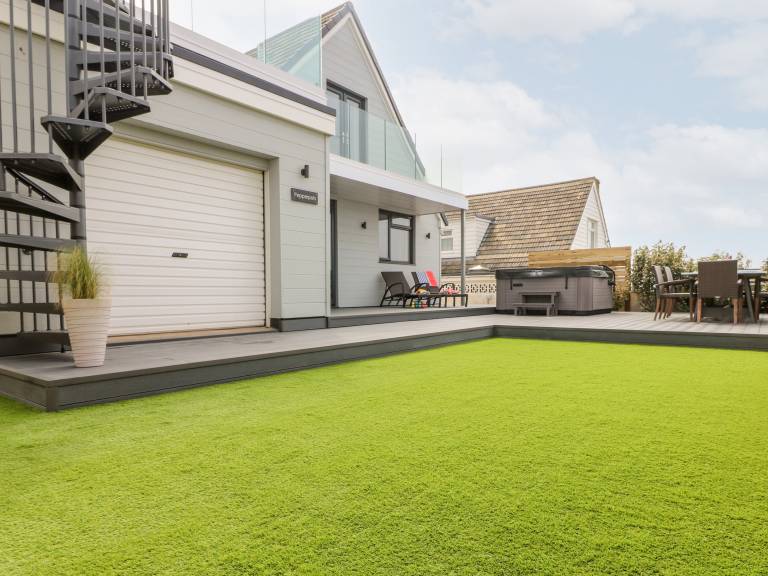 Cottage with hot tub, garden & terrace | Beach view — photo 2