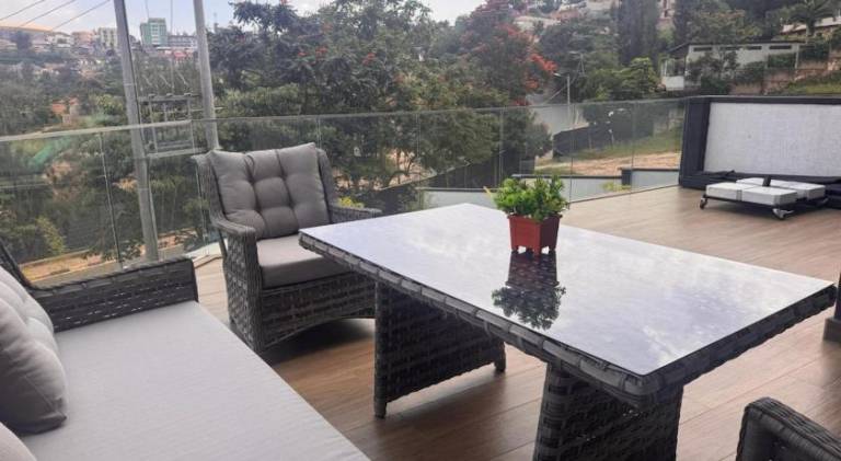 Serviced apartment with pool, yard & patio — photo 4