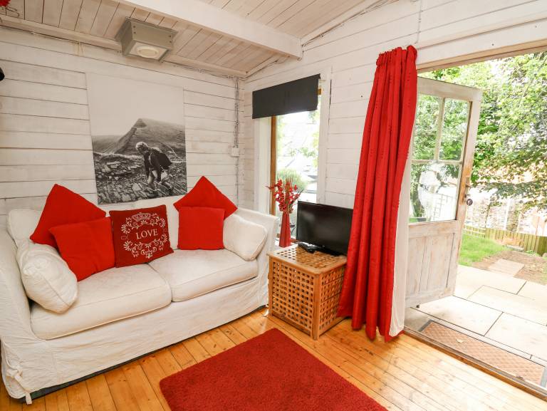 Family-friendly lovely cottage with hot tub & yard | Pets allowed — photo 2