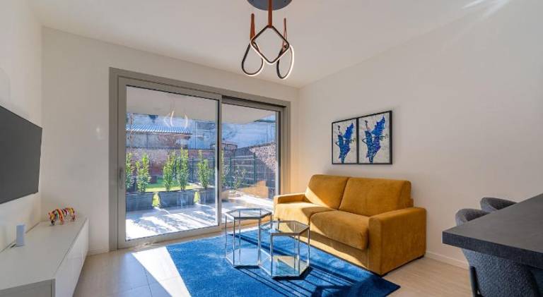 Serviced apartment with garden, jacuzzi & patio | Suitable for remote work in Cremona