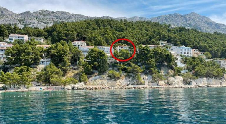 Rental apartment with yard & patio in Brela