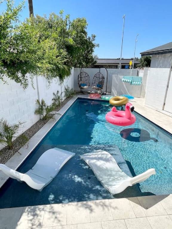 Walk to Old Town - Heated Pool Golf Games — photo 3