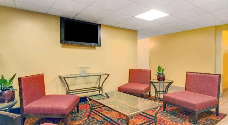 Super 8 by Wyndham Stamford/New York City Area — photo 3