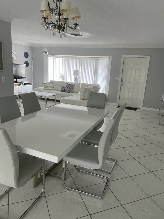 Vacation home with private pool, barbecue & patio — photo 5