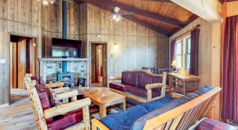 Vacation home with pool | Pets allowed in Groveland, CA