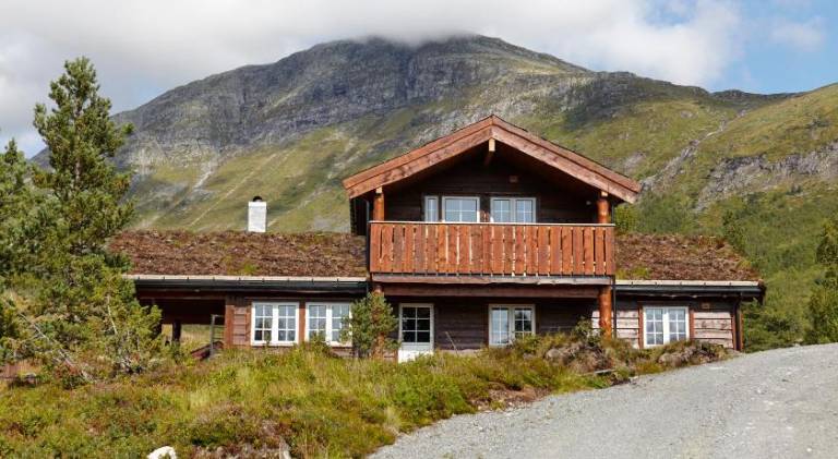 Villa with hot tub in Stryn