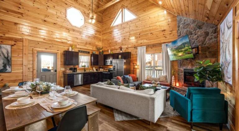 Pigeon Forge 4BR Cabin Heated Pool Sleeps 14 — photo 3