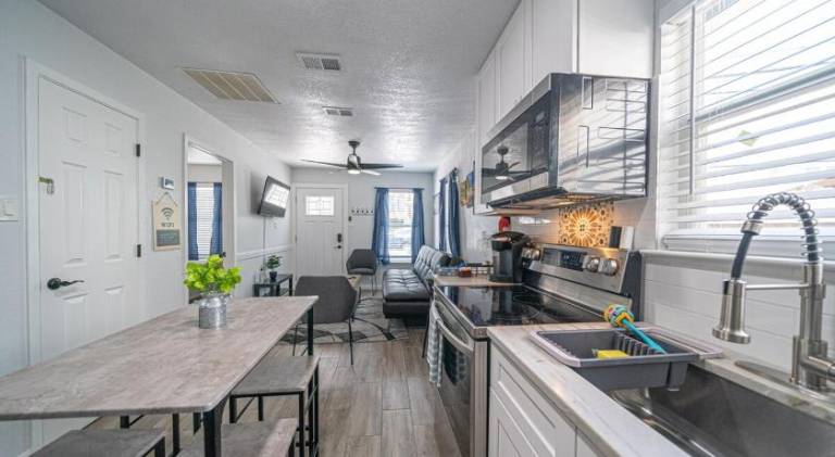 House with grill & terrace | Near Tower of the Americas | Pets are welcome — photo 3